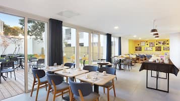 Petit déjeuner buffet (18 EUR par personne)