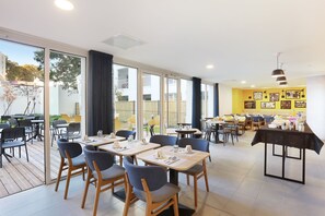 Sarapan bufet setiap hari (EUR 18 seorang) 