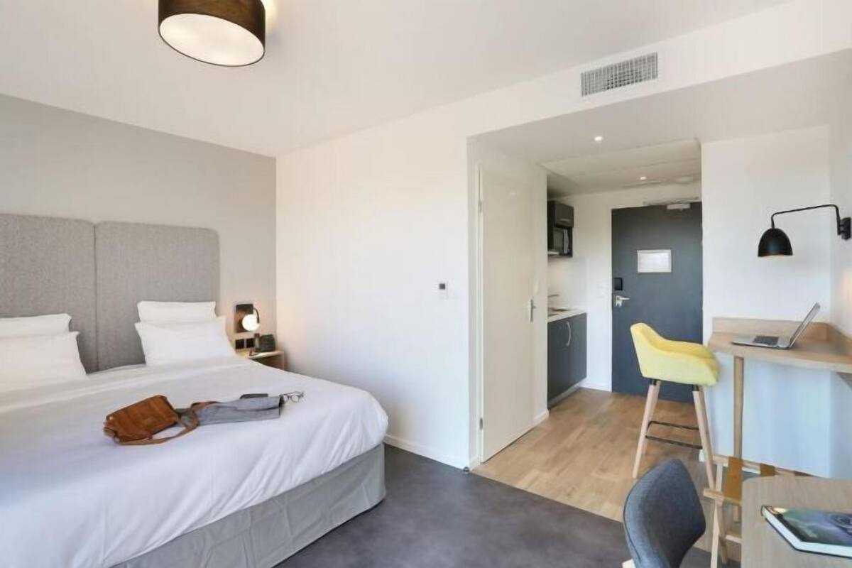 Soundproofing, WiFi (free), bed sheets