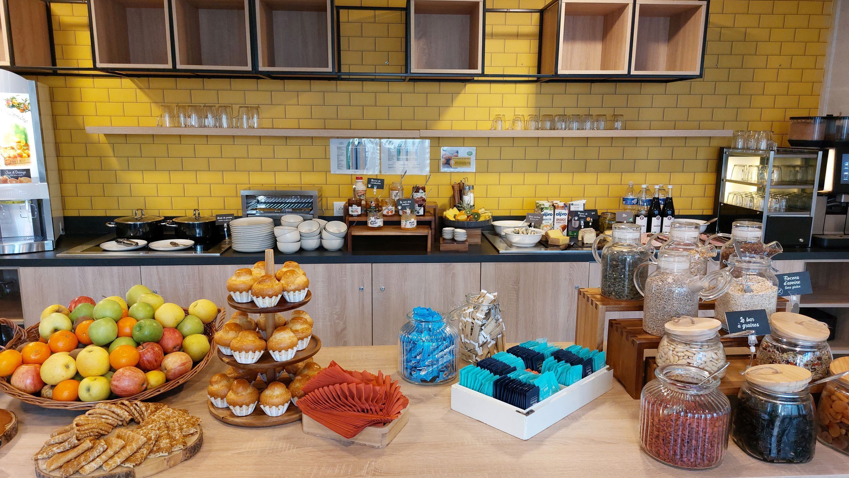 Un buffet de petit-déjeuner proposant une variété d'aliments et de boissons.