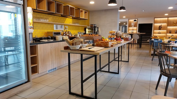 Desayuno buffet todos los días (con cargo) 