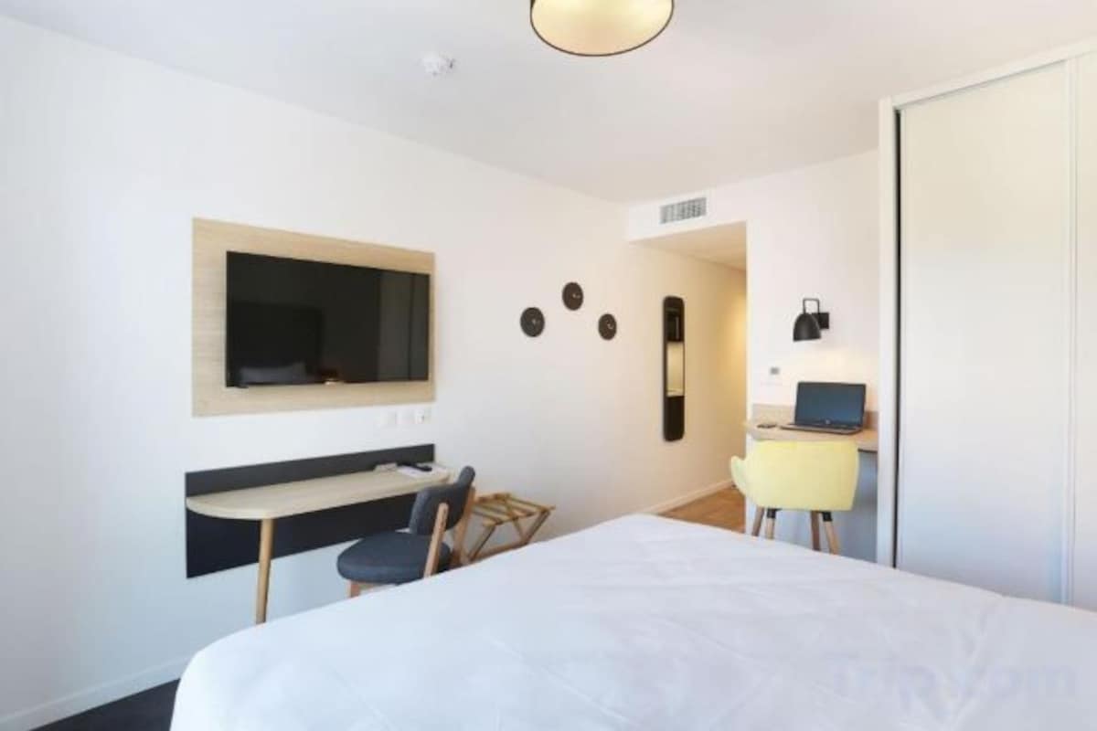 Soundproofing, WiFi (free), bed sheets