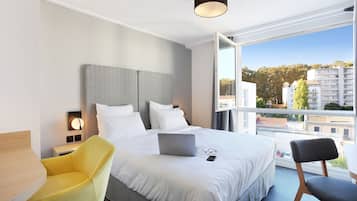 1 dormitorio, sistema de insonorización, wifi gratis y ropa de cama