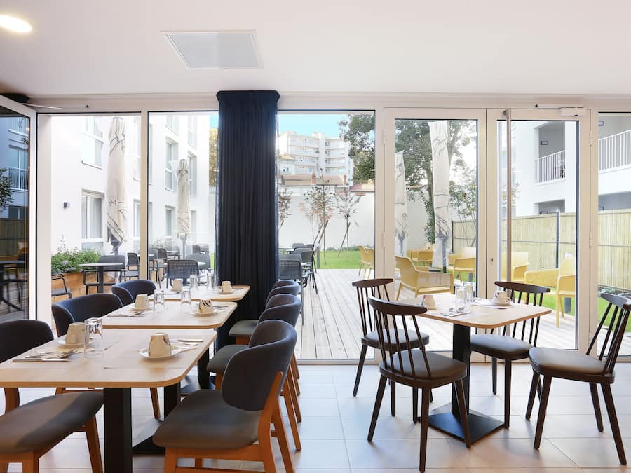 Tägliches Frühstücksbuffet (18 EUR pro Person)