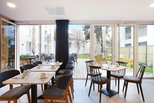 Petit déjeuner buffet (18 EUR par personne)