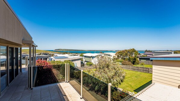 A balcony with a view of the sea and other buildings. - Ocean View in San Remo (San Remo)