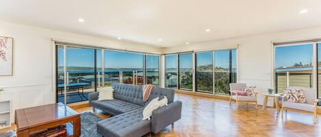 Fernseher, Kamin, DVD-Player, Bücher