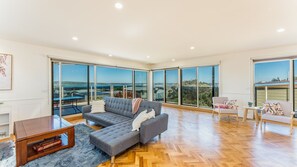 TV, peis, DVD-spiller og bøker