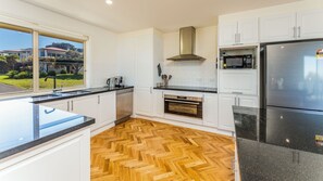 ثلاجة، ميكروويف، فرن، موقد طهي مسطح