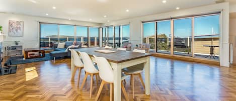 TV, peis, DVD-spiller og bøker