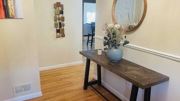 Rumah, Beberapa Tempat Tidur | 3 kamar tidur, setrika/meja setrika, Wi-Fi gratis, dan seprai linen