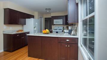 House, Berbilang Katil | Dapur peribadi | Peti sejuk, ketuhar gelombang mikro, ketuhar, dapur