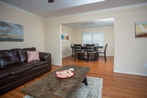 Living room - Villa Patricia Surrounded by Trees (Bloomfield Hills)
