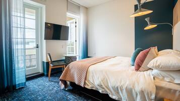 Habitación Premium, 1 cama Queen size, balcón | Escritorio y espacio para trabajar con laptop