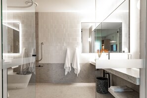 Accessible Queen Room | Bathroom | Shower, rainfall showerhead, free toiletries, towels - The General Gordon (Sydenham)