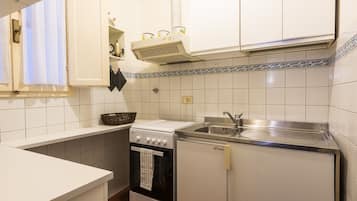Comfort Studio | Private kitchen | Fridge, oven, stovetop, coffee grinder