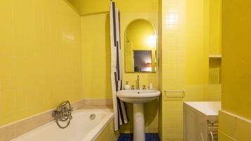 Monolocale comfort | Bagno | Vasca, set di cortesia gratuito, asciugacapelli, bidet