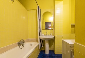 Studio Confort | Salle de bain | Baignoire, articles de toilette gratuits, sèche-cheveux, bidet