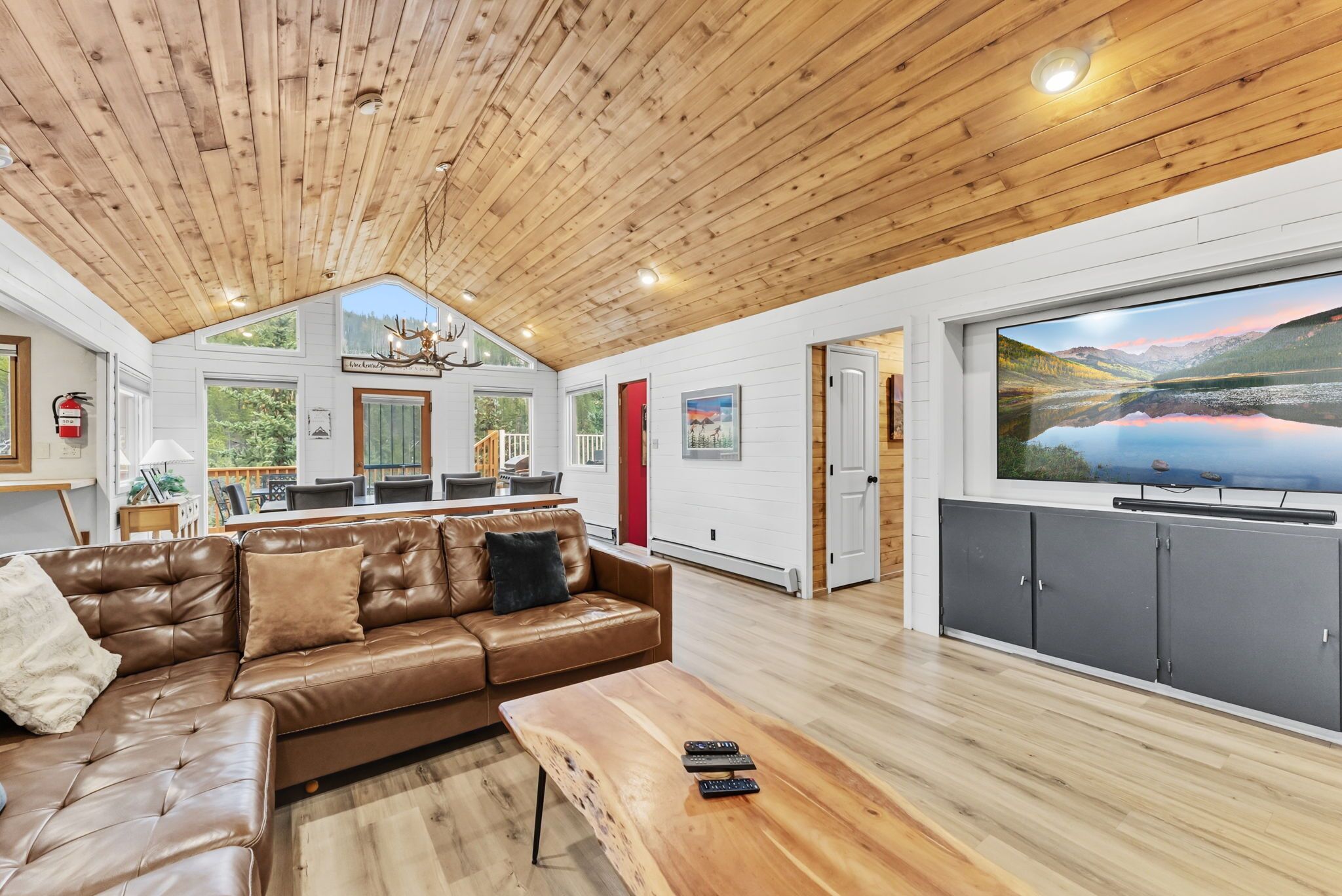 Smart TV, chimenea, videojuegos, futbolito