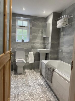 Cottage | Bathroom | Combined shower/tub, deep soaking tub, towels