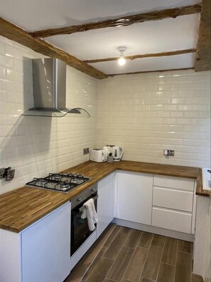 Cottage | Private kitchen | Fridge, microwave, oven, stovetop