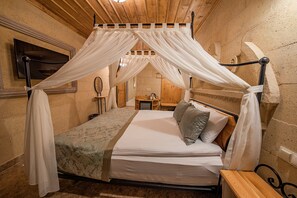 Premium bedding, minibar, in-room safe, individually decorated - Cratus Stone Palace (Nevsehir)
