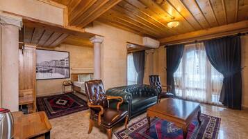 Stone Cratus Premium Suite | Luxe beddengoed, een minibar, een kluis op de kamer