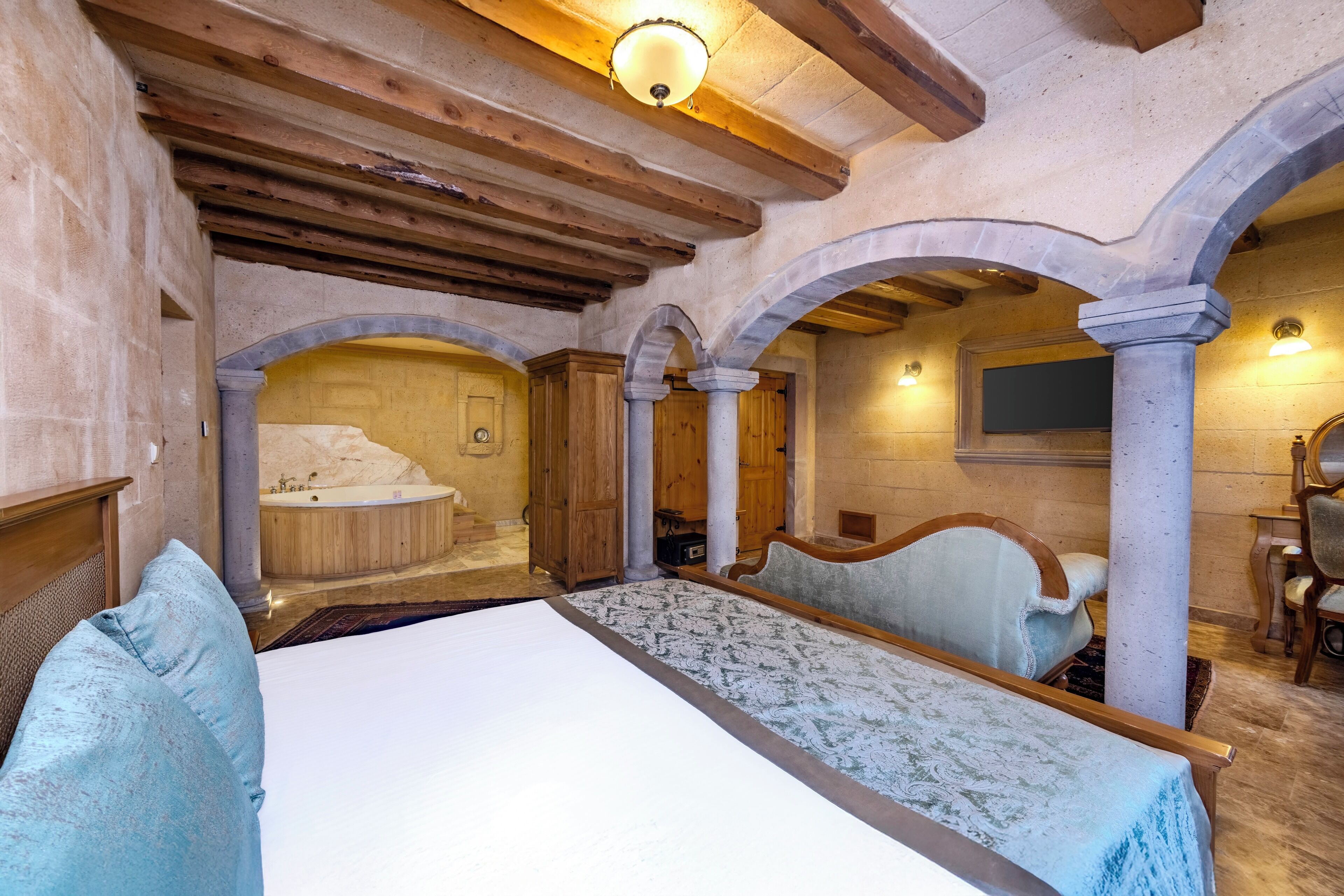 Stone King Suite with Jakuzi | 高档床上用品、迷你吧、客房内保险箱、特色装修