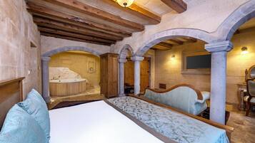 Stone King Suite with Jakuzi | Luxe beddengoed, een minibar, een kluis op de kamer