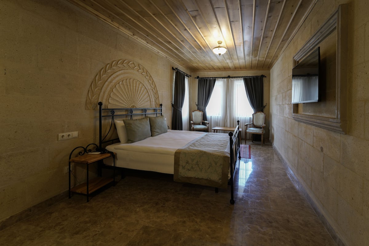 Stone Deluxe Room | Biancheria da letto di alta qualità, minibar, una cassaforte in camera
