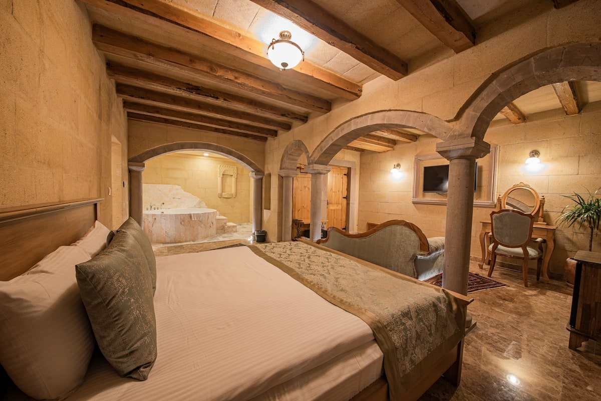 Stone King Suite with Jakuzi | Premium bedding, minibar, in-room safe, individually decorated