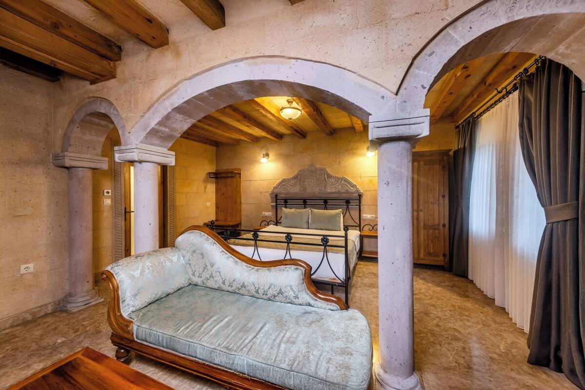 Stone Deluxe Room with Bathtub | Sengetøy av topp kvalitet, minibar, safe på rommet og skrivebord