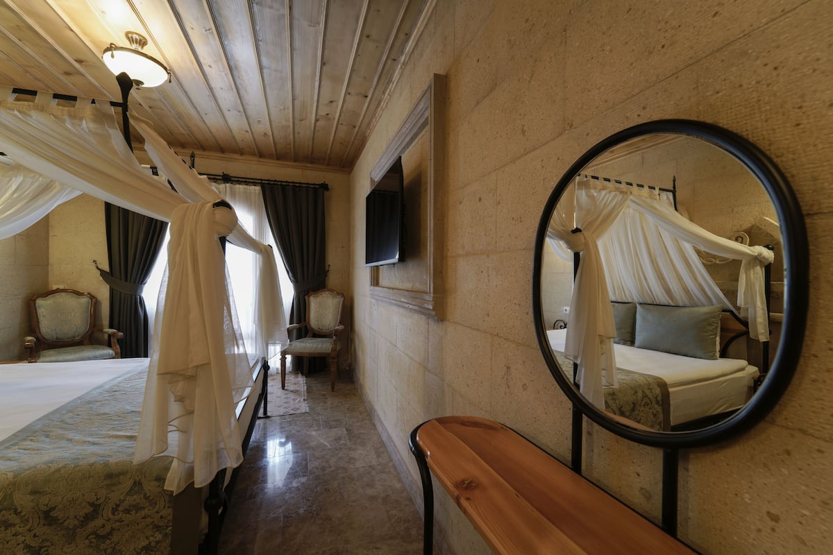 Stone Deluxe Room with Balcony | Biancheria da letto di alta qualità, minibar, una cassaforte in camera