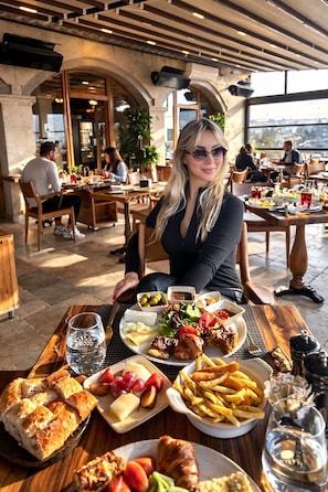 Petit déjeuner, déjeuner et dîner servis sur place
