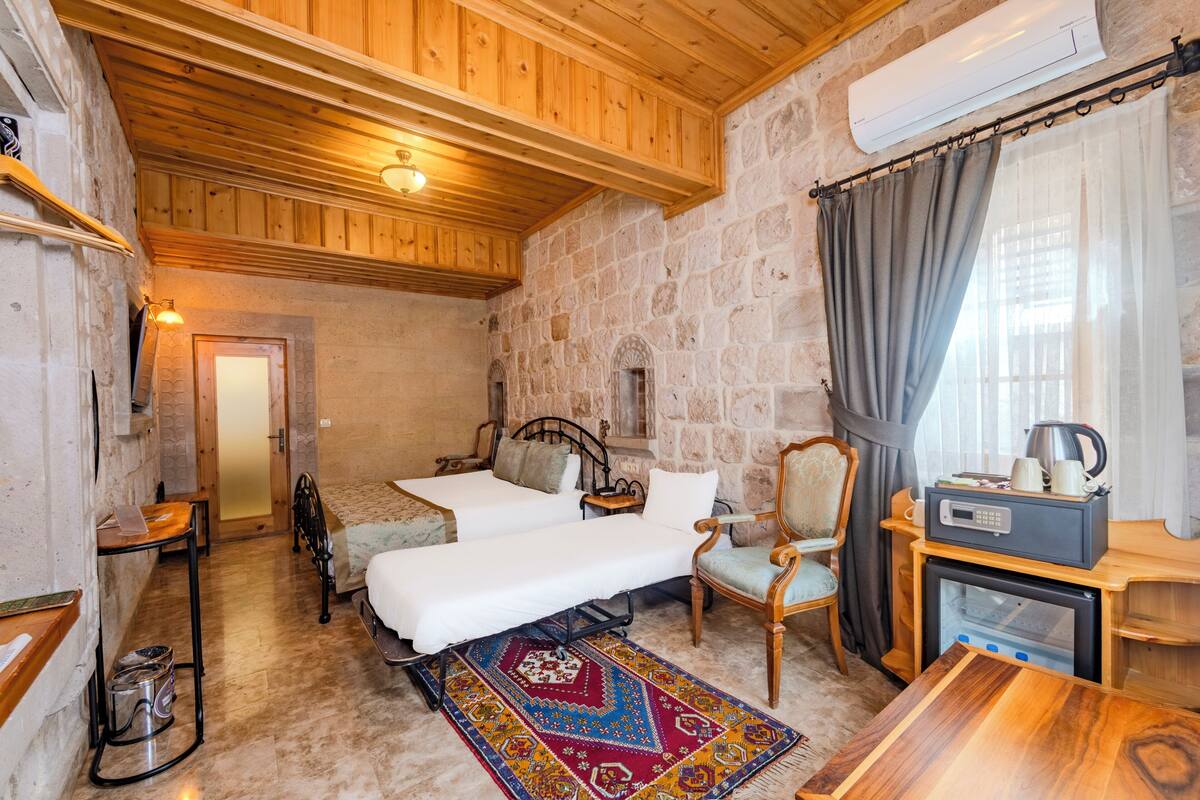 Stone Standard Double Room | Sengetøy av topp kvalitet, minibar, safe på rommet og skrivebord