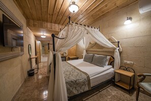 Stone Deluxe Room with Balcony | Literie de qualité supérieure, minibar, coffres-forts dans les chambres
