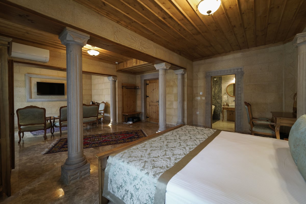 Stone Junior Suite With Balcony | Biancheria da letto di alta qualità, minibar, una cassaforte in camera