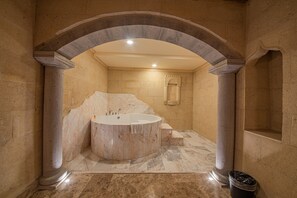 Stone King Suite with Jakuzi | Bathtub spa pribadi