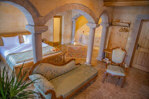 Stone King Suite with Jakuzi | Ylelliset vuodevaatteet, minibaari, tallelokero huoneessa