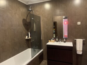 Tina con regadera, secadora de cabello, bidet, toallas 