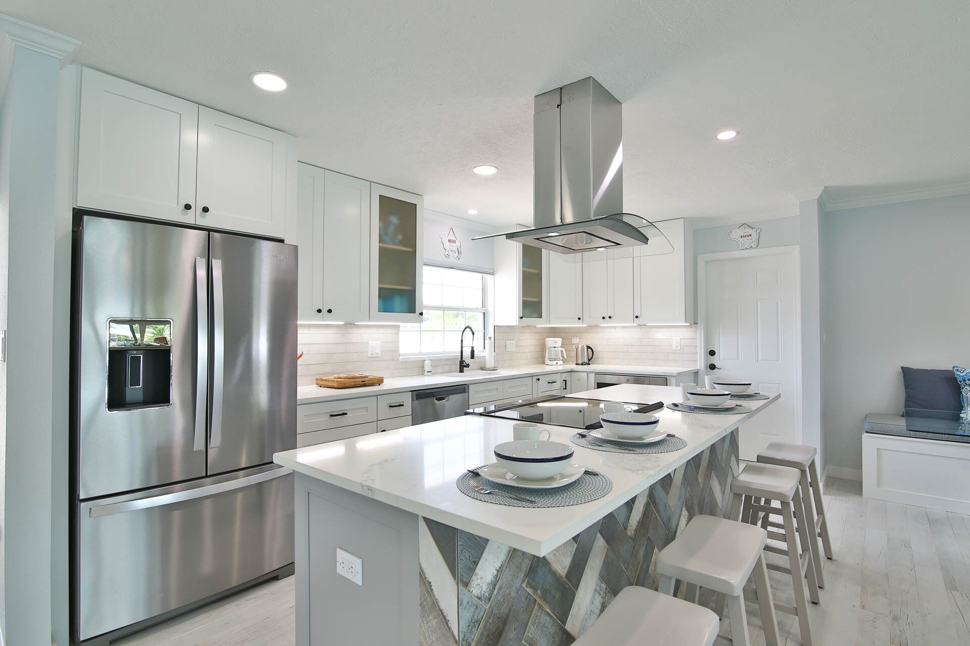 Refrigerador, microondas, horno y parrilla de estufa 