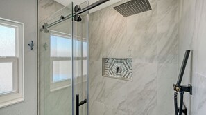 Regadera, regadera tipo lluvia, secadora de cabello, toallas 