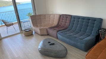 Smart TV, books, offices