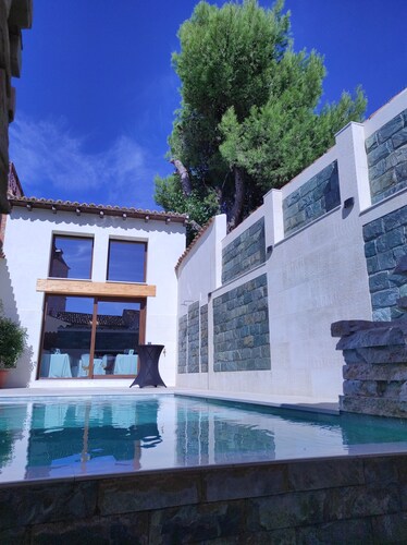 Rural house with swimming pool-jacuzzi "La Encomienda de Oreja".