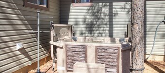 The Cozy Pinetop Cottage with hot tub