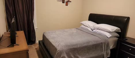 4 habitaciones, tabla de planchar con plancha, wifi y ropa de cama