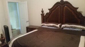 4 bedrooms, iron/ironing board, WiFi, bed sheets - A Business or Vacation Castle ........ (Fairburn)