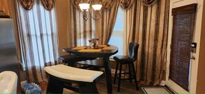 Dining - A Business or Vacation Castle ........ (Fairburn)