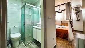 Bodrum Kat Aile Odasi | Baño | Artículos de higiene personal gratuitos, secador de pelo y toallas