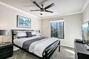 2 habitaciones, escritorio y tabla de planchar con plancha 